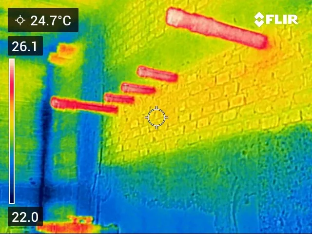 Termografia de uma estrutura com contraste térmico claramente identificável