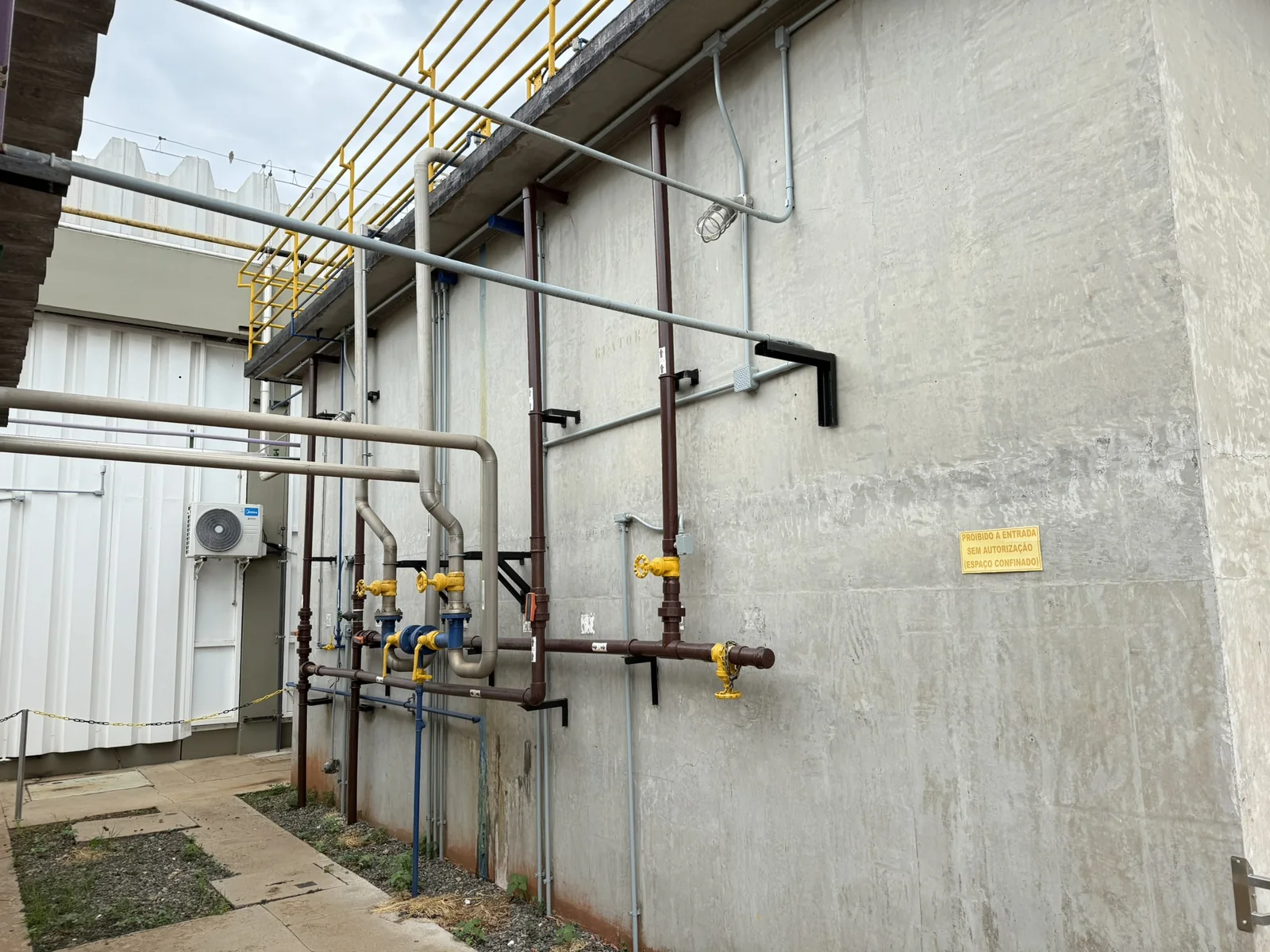 Tubulações e utilidades em instalação industrial