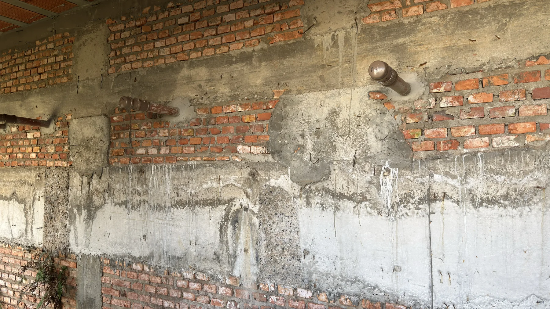 Alvenaria com umidade, eflorescência, perda de revestimento e remendos observados em vistoria