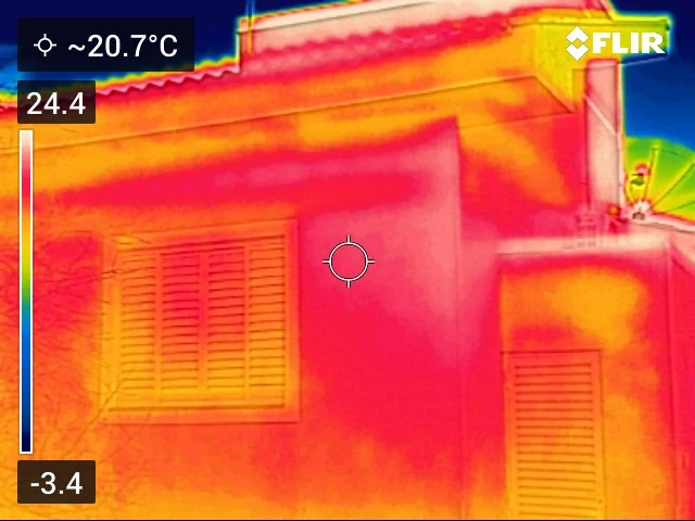 Termograma de fachada com cobertura, janela e volumes construtivos identificáveis