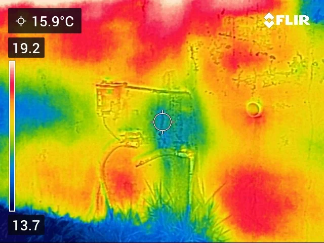Termograma de parede externa com torneiras e tubulações aparentes