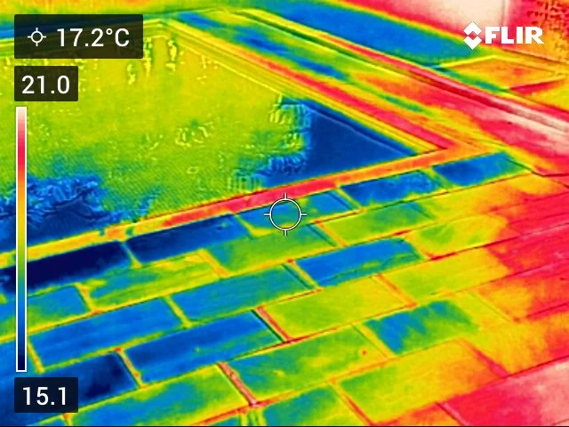 Termograma do piso e da borda de piscina com variação de temperatura aparente